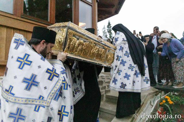 Procesiunea așezării moaștelor Sfinților Cuvioși Cleopa și Paisie în biserica Mănăstirii Sihăstria