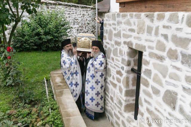 Procesiunea așezării moaștelor Sfinților Cuvioși Cleopa și Paisie în biserica Mănăstirii Sihăstria