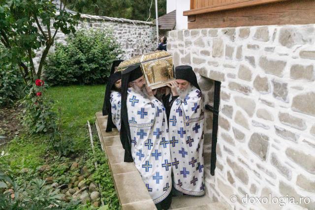 Procesiunea așezării moaștelor Sfinților Cuvioși Cleopa și Paisie în biserica Mănăstirii Sihăstria