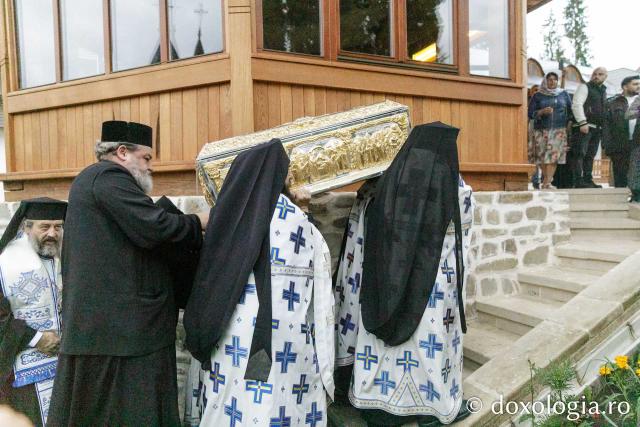 Procesiunea așezării moaștelor Sfinților Cuvioși Cleopa și Paisie în biserica Mănăstirii Sihăstria