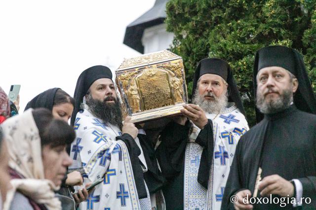 Procesiunea așezării moaștelor Sfinților Cuvioși Cleopa și Paisie în biserica Mănăstirii Sihăstria