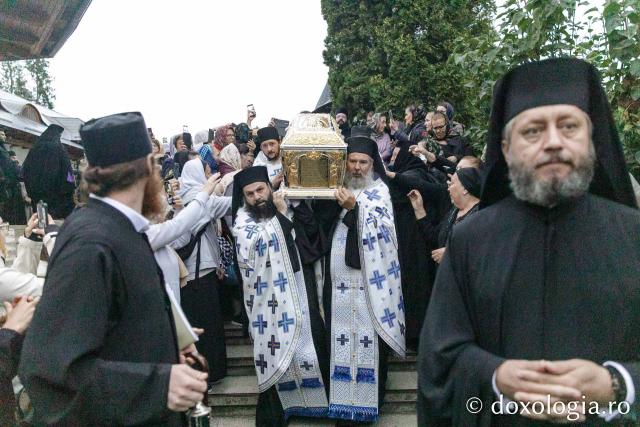 Procesiunea așezării moaștelor Sfinților Cuvioși Cleopa și Paisie în biserica Mănăstirii Sihăstria