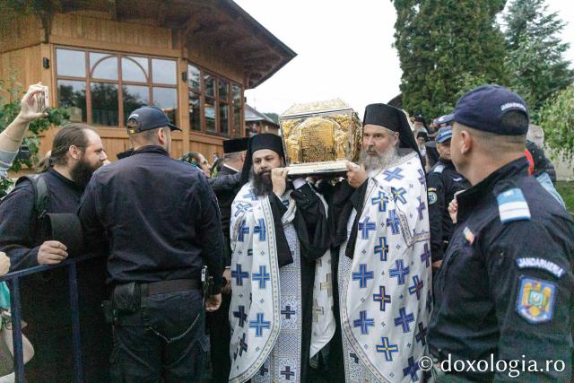 Procesiunea așezării moaștelor Sfinților Cuvioși Cleopa și Paisie în biserica Mănăstirii Sihăstria