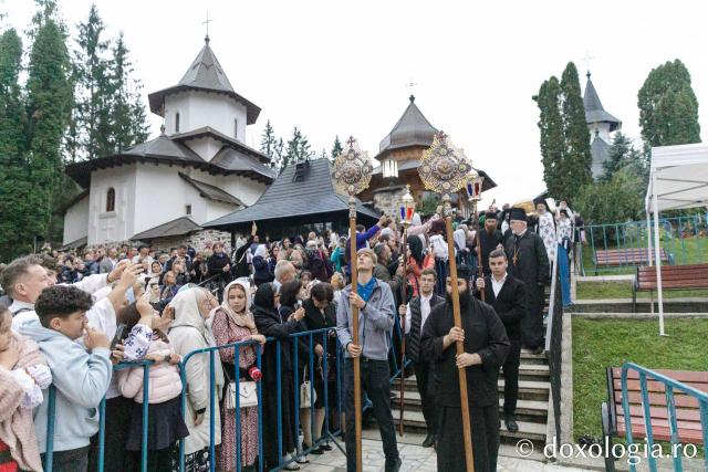 Procesiunea așezării moaștelor Sfinților Cuvioși Cleopa și Paisie în biserica Mănăstirii Sihăstria