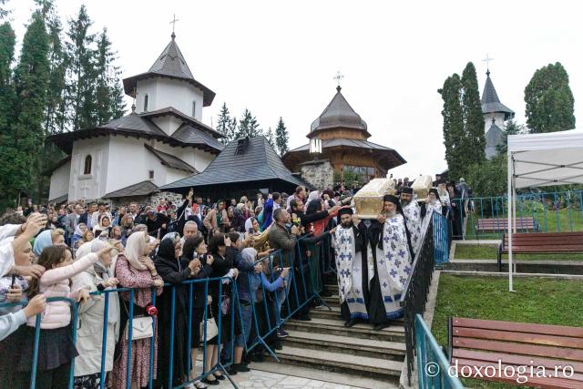 Procesiunea așezării moaștelor Sfinților Cuvioși Cleopa și Paisie în biserica Mănăstirii Sihăstria