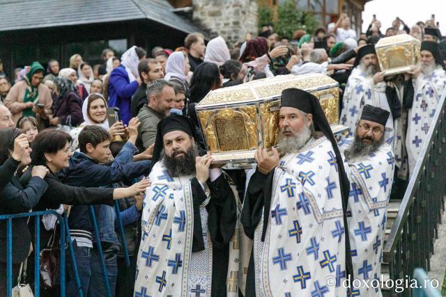 Procesiunea așezării moaștelor Sfinților Cuvioși Cleopa și Paisie în biserica Mănăstirii Sihăstria