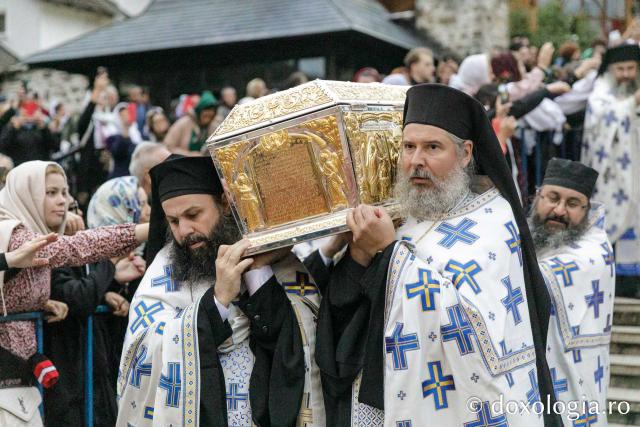 Procesiunea așezării moaștelor Sfinților Cuvioși Cleopa și Paisie în biserica Mănăstirii Sihăstria