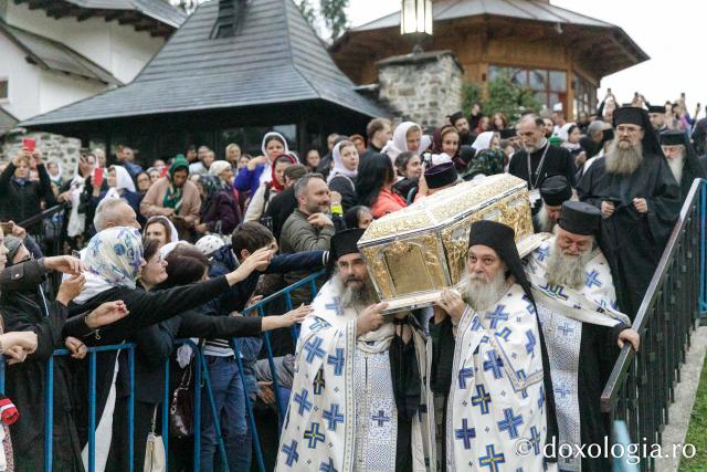Procesiunea așezării moaștelor Sfinților Cuvioși Cleopa și Paisie în biserica Mănăstirii Sihăstria
