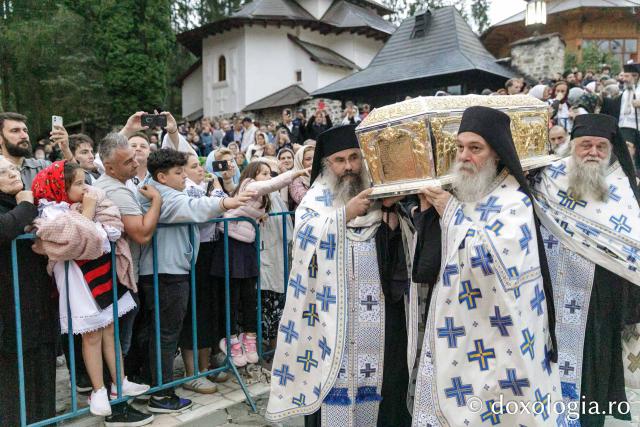 Procesiunea așezării moaștelor Sfinților Cuvioși Cleopa și Paisie în biserica Mănăstirii Sihăstria