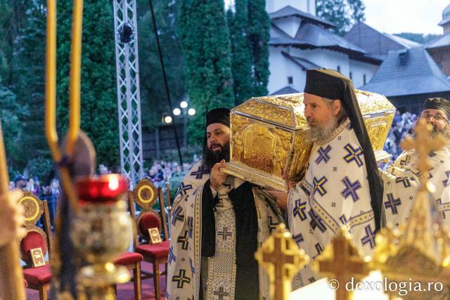 Procesiunea așezării moaștelor Sfinților Cuvioși Cleopa și Paisie în biserica Mănăstirii Sihăstria