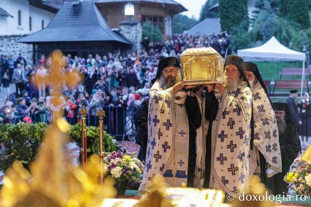 Procesiunea așezării moaștelor Sfinților Cuvioși Cleopa și Paisie în biserica Mănăstirii Sihăstria