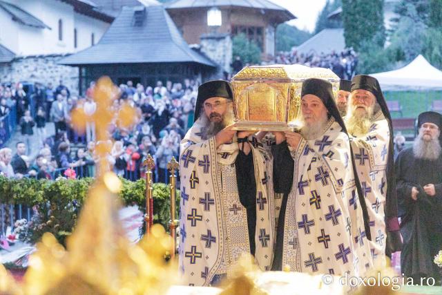 Procesiunea așezării moaștelor Sfinților Cuvioși Cleopa și Paisie în biserica Mănăstirii Sihăstria