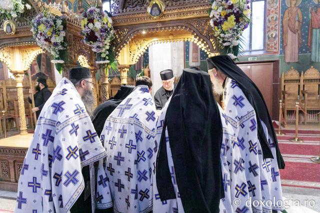 Procesiunea așezării moaștelor Sfinților Cuvioși Cleopa și Paisie în biserica Mănăstirii Sihăstria