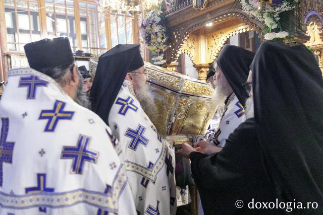 Procesiunea așezării moaștelor Sfinților Cuvioși Cleopa și Paisie în biserica Mănăstirii Sihăstria