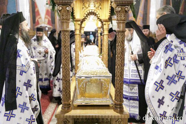 Procesiunea așezării moaștelor Sfinților Cuvioși Cleopa și Paisie în biserica Mănăstirii Sihăstria