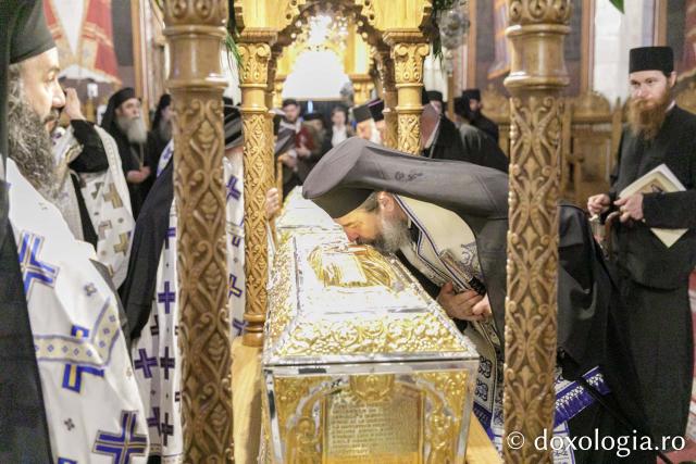 Procesiunea așezării moaștelor Sfinților Cuvioși Cleopa și Paisie în biserica Mănăstirii Sihăstria