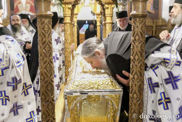 Procesiunea așezării moaștelor Sfinților Cuvioși Cleopa și Paisie în biserica Mănăstirii Sihăstria