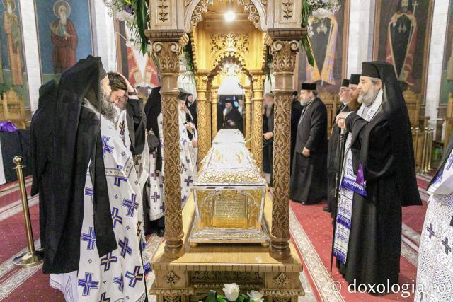 Procesiunea așezării moaștelor Sfinților Cuvioși Cleopa și Paisie în biserica Mănăstirii Sihăstria