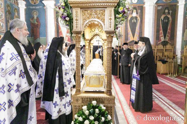 Procesiunea așezării moaștelor Sfinților Cuvioși Cleopa și Paisie în biserica Mănăstirii Sihăstria