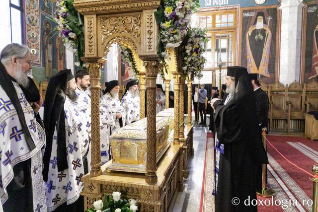 Procesiunea așezării moaștelor Sfinților Cuvioși Cleopa și Paisie în biserica Mănăstirii Sihăstria