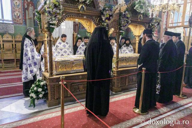 Procesiunea așezării moaștelor Sfinților Cuvioși Cleopa și Paisie în biserica Mănăstirii Sihăstria