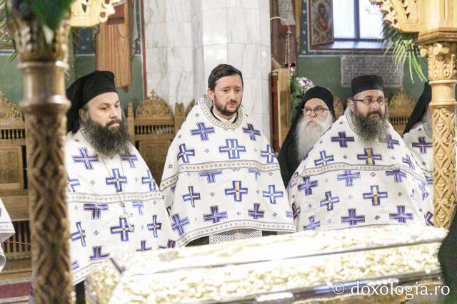 Procesiunea așezării moaștelor Sfinților Cuvioși Cleopa și Paisie în biserica Mănăstirii Sihăstria