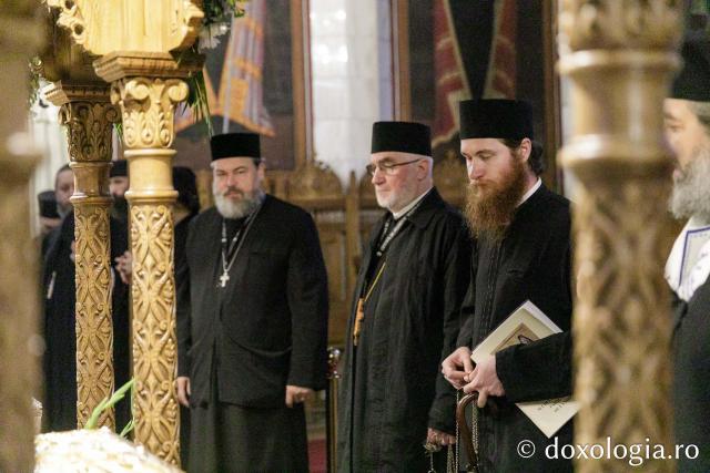 Procesiunea așezării moaștelor Sfinților Cuvioși Cleopa și Paisie în biserica Mănăstirii Sihăstria