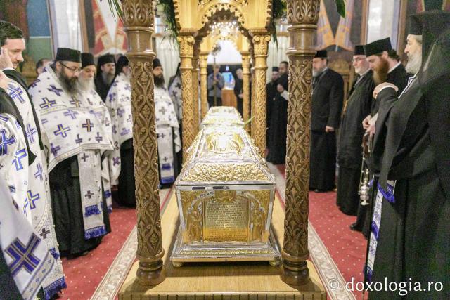 Procesiunea așezării moaștelor Sfinților Cuvioși Cleopa și Paisie în biserica Mănăstirii Sihăstria