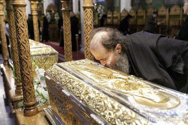 Procesiunea așezării moaștelor Sfinților Cuvioși Cleopa și Paisie în biserica Mănăstirii Sihăstria