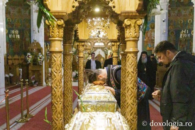 Procesiunea așezării moaștelor Sfinților Cuvioși Cleopa și Paisie în biserica Mănăstirii Sihăstria