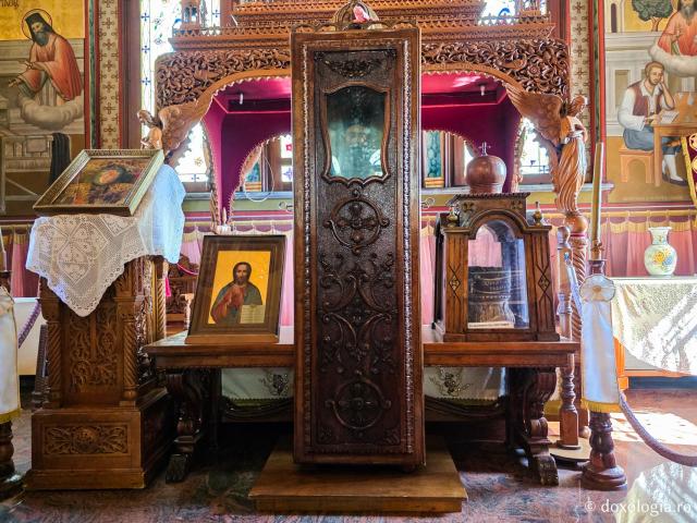 Prima raclă unde au fost așezate moaștele Sfântului Cuvios Sava cel Nou - Frumusețea Mănăstirii „Sfântul Cuvios Sava cel Nou” din Kalymnos