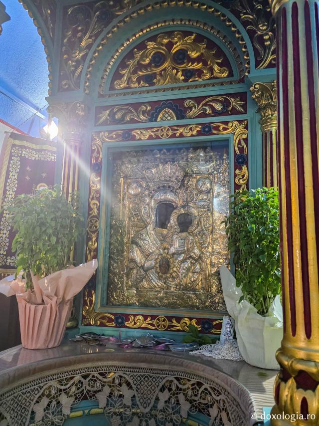 Icoana făcătoare de minuni a Maicii Domnului „Panaghia Hodighitria” - „Panaghia Castelului” – biserica din Insula Leros care adăpostește moaștele Sfintei Cuvioase Gavrilia Papaiannis