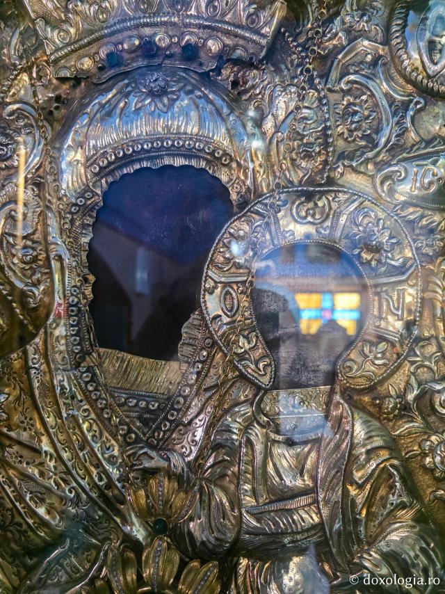 Icoana făcătoare de minuni a Maicii Domnului „Panaghia Hodighitria” - „Panaghia Castelului” – biserica din Insula Leros care adăpostește moaștele Sfintei Cuvioase Gavrilia Papaiannis