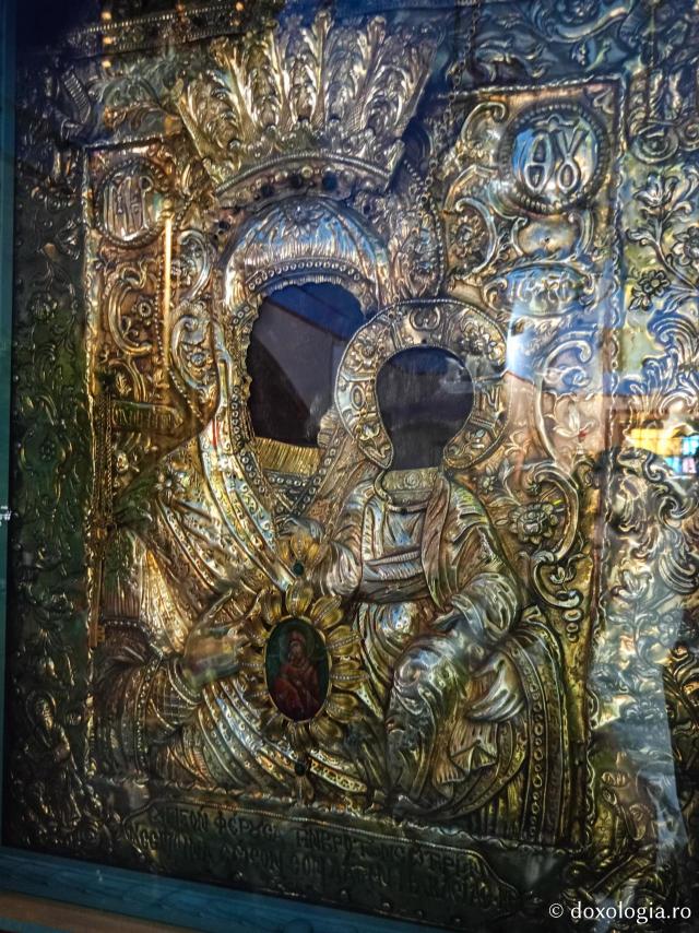 Icoana făcătoare de minuni a Maicii Domnului „Panaghia Hodighitria” - „Panaghia Castelului” – biserica din Insula Leros care adăpostește moaștele Sfintei Cuvioase Gavrilia Papaiannis