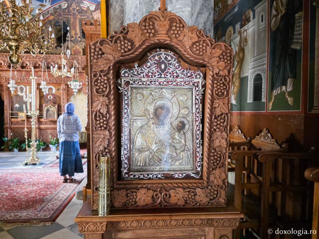 Icoana Maicii Domnului - Biserica „Panaghia Diasozousa” din Patmos – locașul ce deține o frumoasă icoană făcătoare de minuni a Maicii Domnului