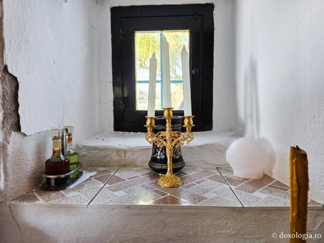 Paraclisul închinat Sfintei Mucenițe Paraschevi, bisericuța de pe stâncă din Skala, Insula Patmos