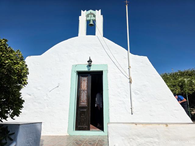 Paraclisul închinat Sfintei Mucenițe Paraschevi, bisericuța de pe stâncă din Skala, Insula Patmos