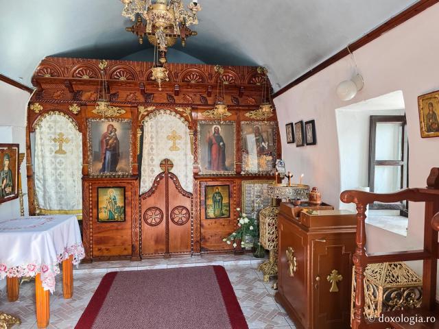 Paraclisul închinat Sfintei Mucenițe Paraschevi, bisericuța de pe stâncă din Skala, Insula Patmos