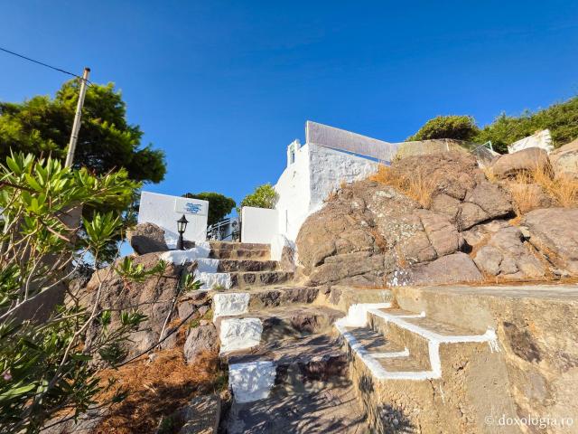 Paraclisul închinat Sfintei Mucenițe Paraschevi, bisericuța de pe stâncă din Skala, Insula Patmos