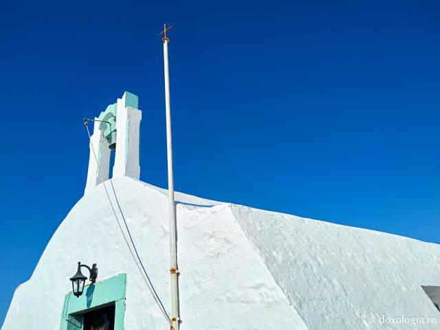 Paraclisul închinat Sfintei Mucenițe Paraschevi, bisericuța de pe stâncă din Skala, Insula Patmos