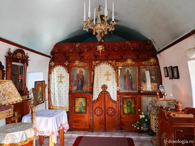 Paraclisul închinat Sfintei Mucenițe Paraschevi, bisericuța de pe stâncă din Skala, Insula Patmos