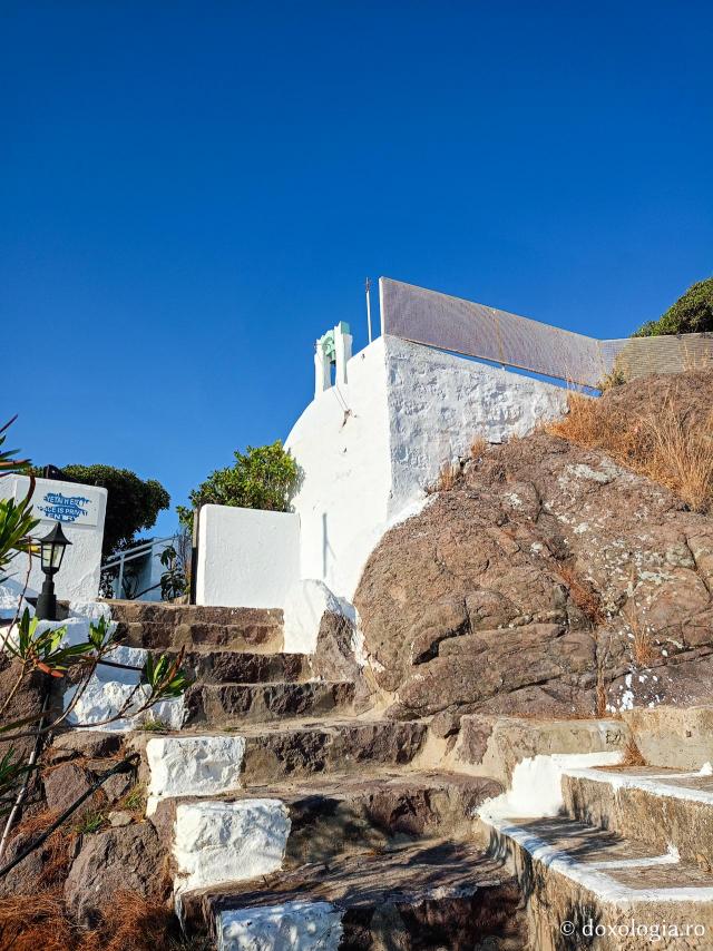 Paraclisul închinat Sfintei Mucenițe Paraschevi, bisericuța de pe stâncă din Skala, Insula Patmos