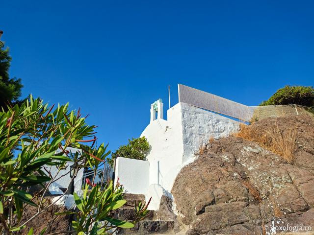 Paraclisul închinat Sfintei Mucenițe Paraschevi, bisericuța de pe stâncă din Skala, Insula Patmos