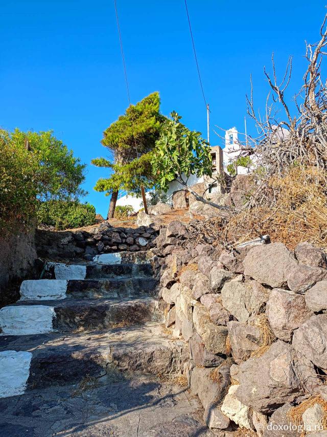 Paraclisul închinat Sfintei Mucenițe Paraschevi, bisericuța de pe stâncă din Skala, Insula Patmos