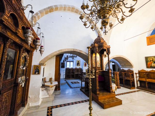 Moment de tihnă la biserica închinată Sfântului Mucenic Foca din Patmos