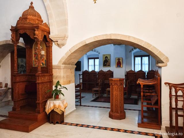 Moment de tihnă la biserica închinată Sfântului Mucenic Foca din Patmos