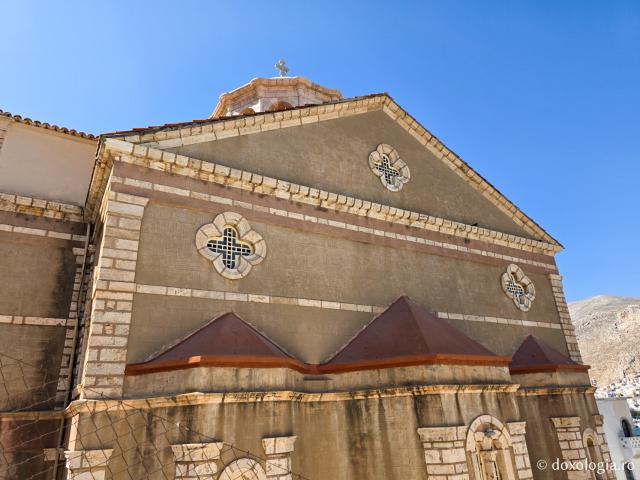 Biserica „Sfântul Ierarh Nicolae” – locașul impunător cu vedere spre portul din Insula Kalymnos