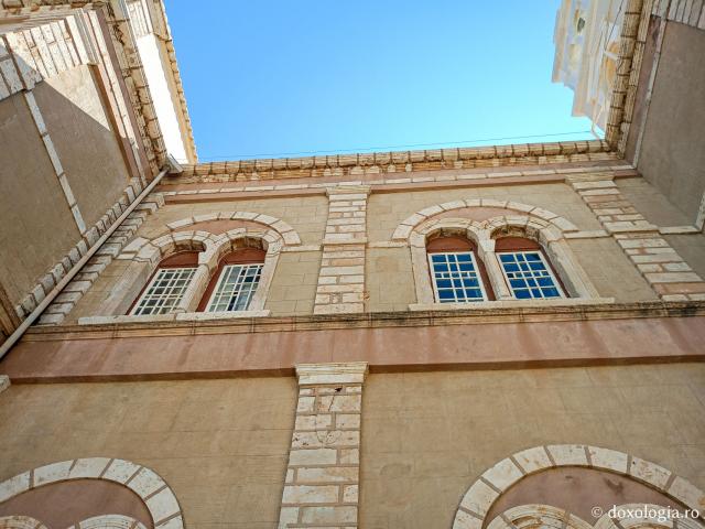 Biserica „Sfântul Ierarh Nicolae” – locașul impunător cu vedere spre portul din Insula Kalymnos