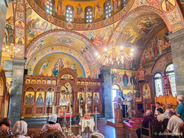 Clipe de răgaz în fața frescelor din biserica principală a Mănăstirii Sfântului Cuvios Sava cel Nou din Kalymnos
