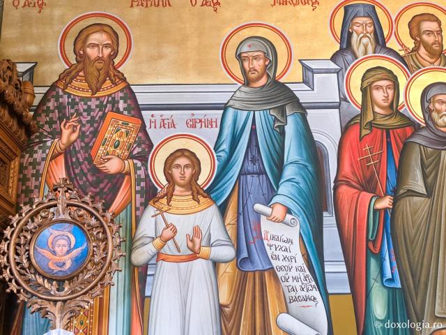Sfinții Mucenici din Lesvos - Clipe de răgaz în fața frescelor din biserica principală a Mănăstirii Sfântului Cuvios Sava cel Nou din Kalymnos